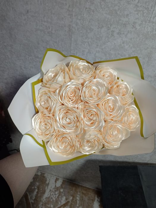 Букеты из атласных лент — ручная работа.