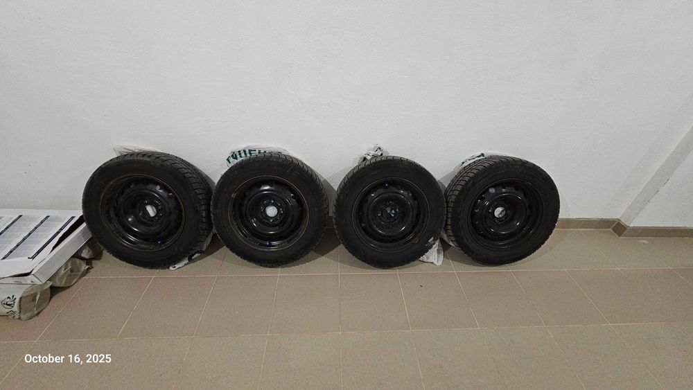 Продавам комплект гуми и железни джанти за Пежо.