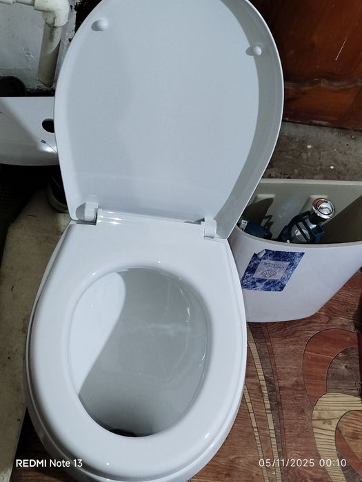 Таза унитаз  тек установка уақтында трешийна түскен