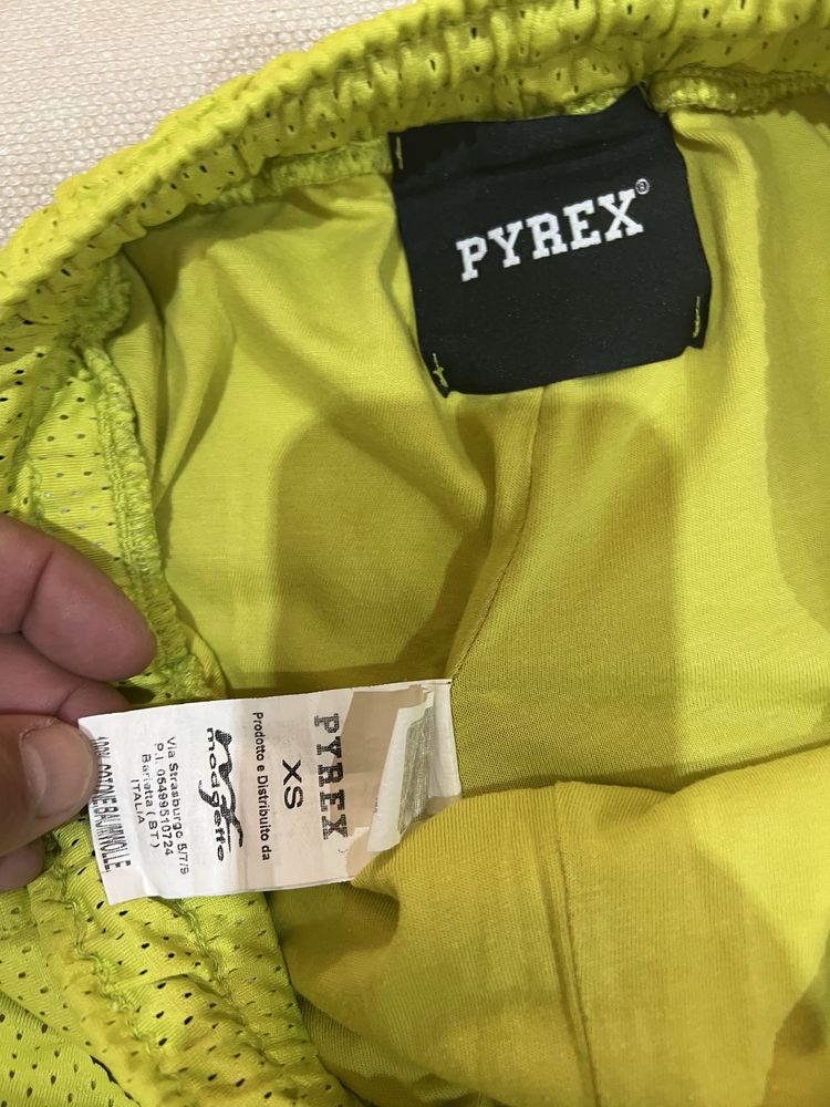 Къси панталони на Pyrex