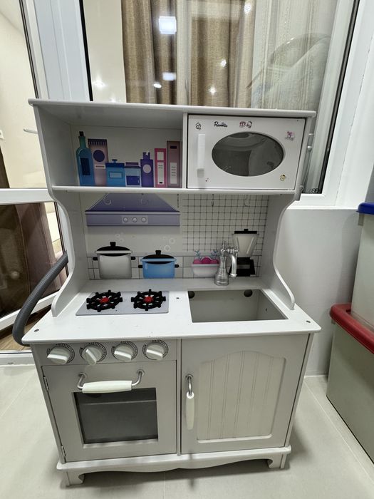 Детская кухня с игрушками