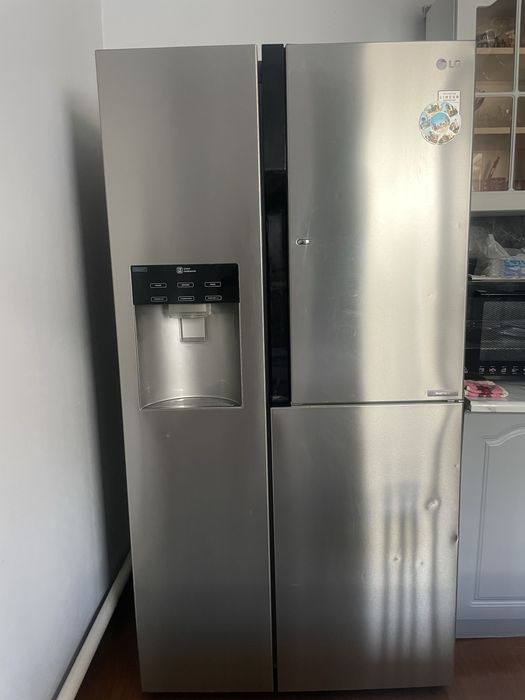 Продам холодильник , двухдверный . С диспенсором для воды