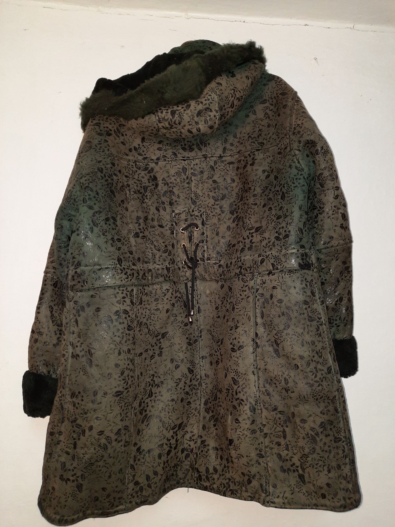 Продаётся  женская кожаная куртка, дубленка, жилетка.