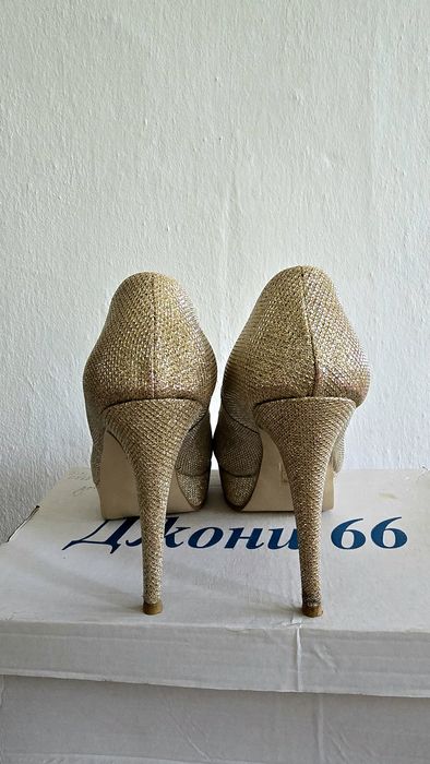 Златни обувки на ток