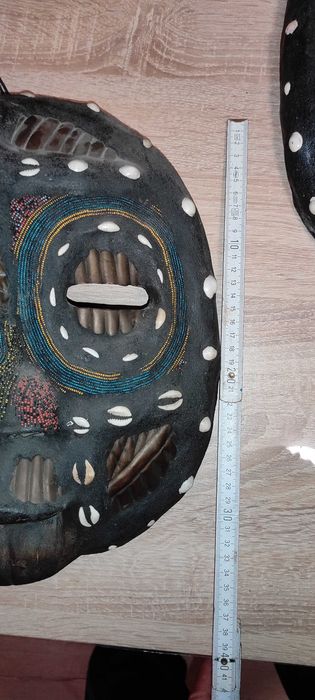 Старинни дървени маски с апликации от Конго.Цената е за двете.