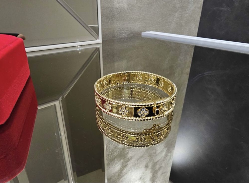 Van Cleef & Arpels VCA Gold