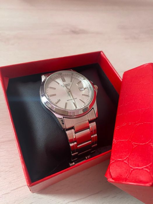 Продам часы наручные