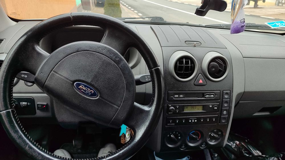 Vând Ford Fusion anul 2004