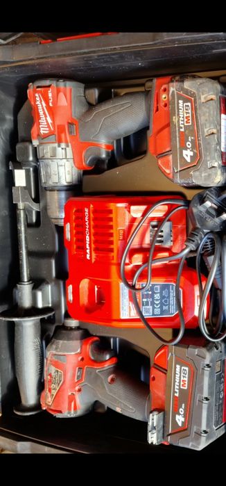 Vând truse milwaukee