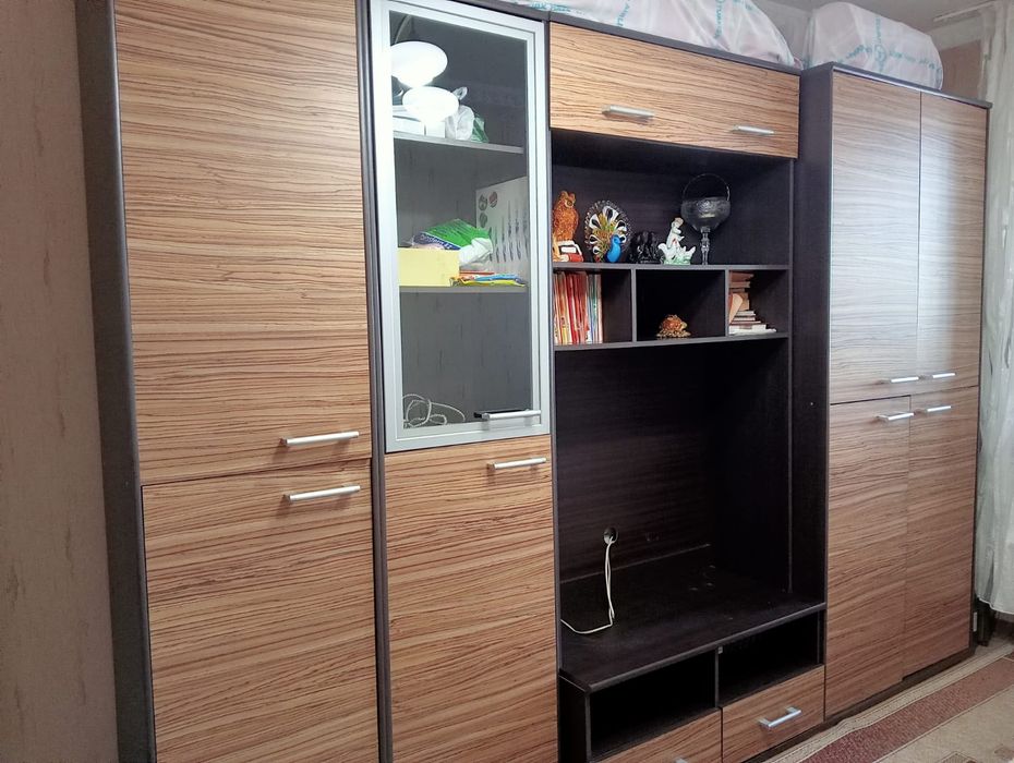 Продам  стенку в хорошем  состоянии.  4 секции.