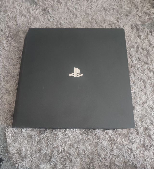 PS4 PRO 1 TB , cu doua manete + statie de incarcare