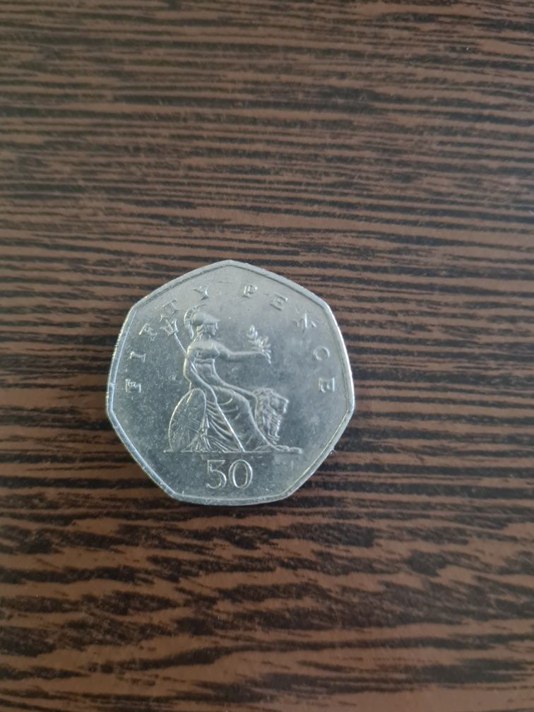 Vând moneda de 50 pence.