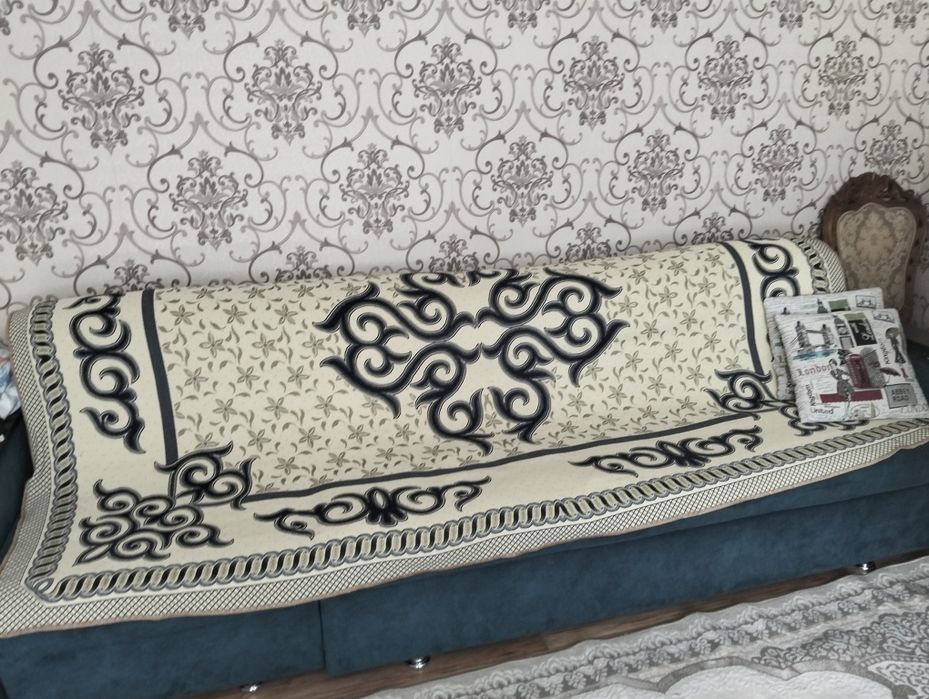 Диван сатылады есикта