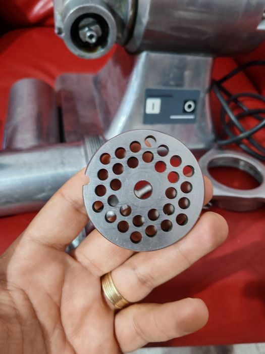 Mașina de tocat carnea profesională Fama Industriale