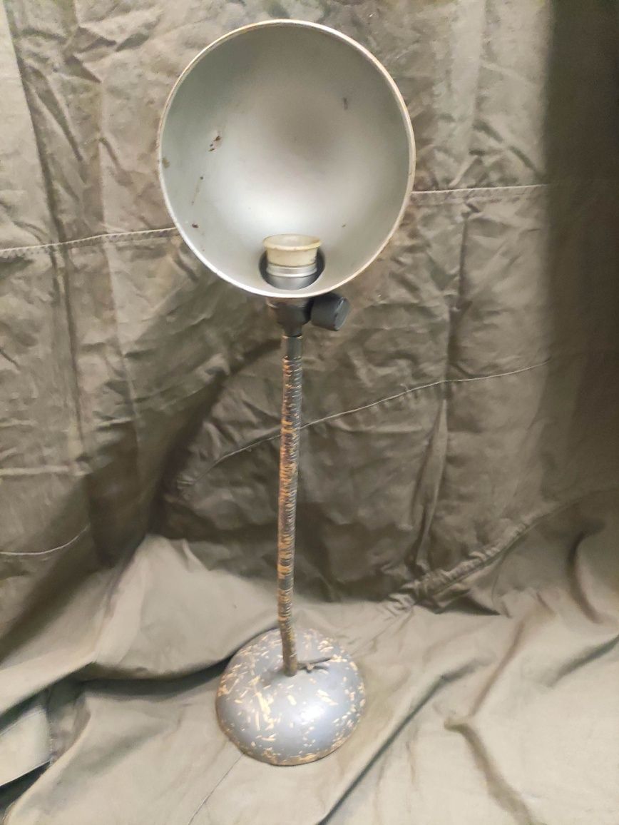Продавам стара разтегателна , чертожна лампа