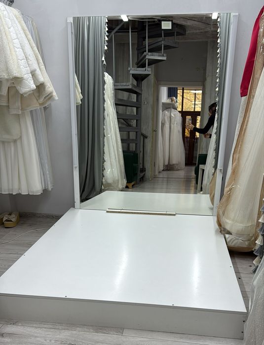 Продам  подиум белый  большой