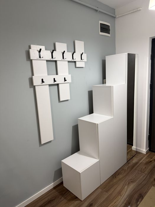 Dulap hol impreuna cu un cuier alb