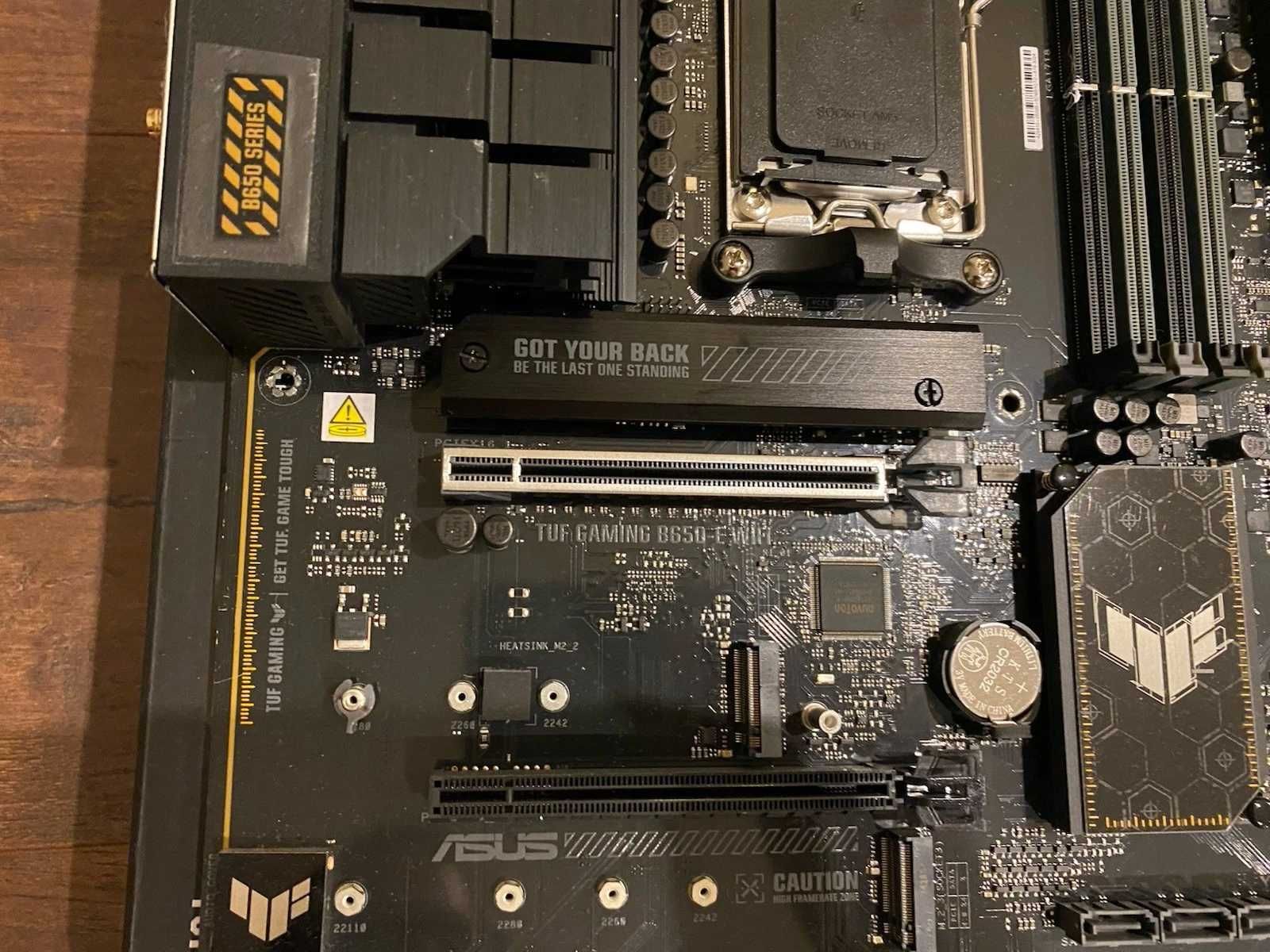 ASUS TUF Gaming B650-E WiFi + Ryzen 7 9700X, осемядрен (5.5GHz] AM5