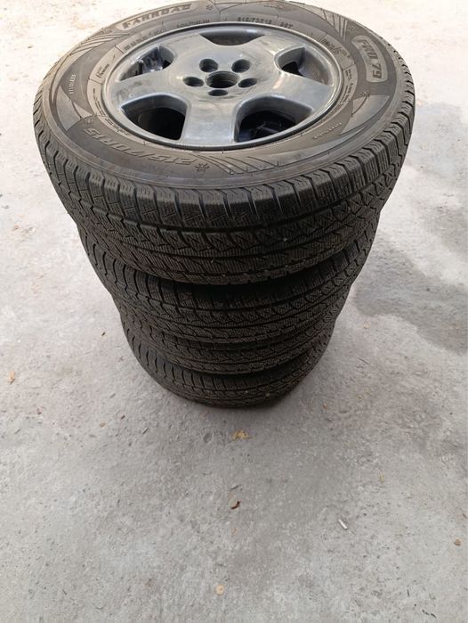 Subaru  диски и шины  215 / 70 R / 15  в хорошем состоянее