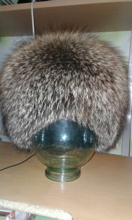 Женская меховая шапка.