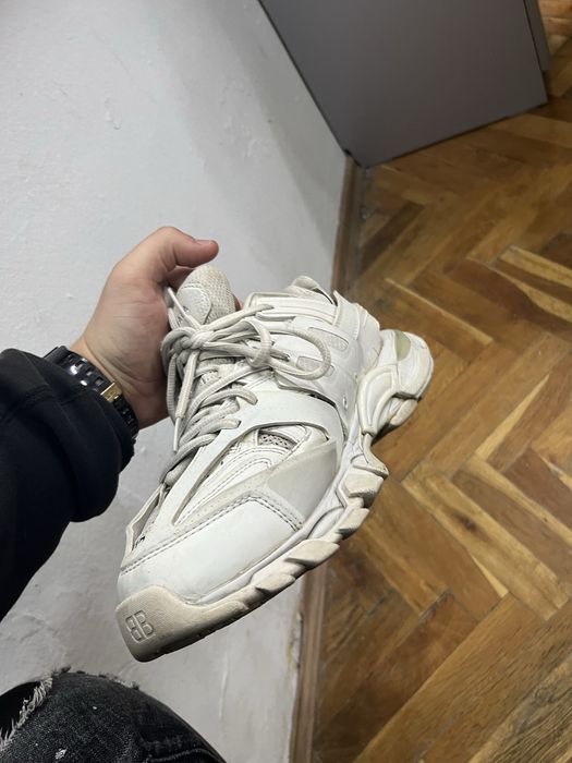 prodavat se balenciaga track white 42nomer v dobro sustoqnie