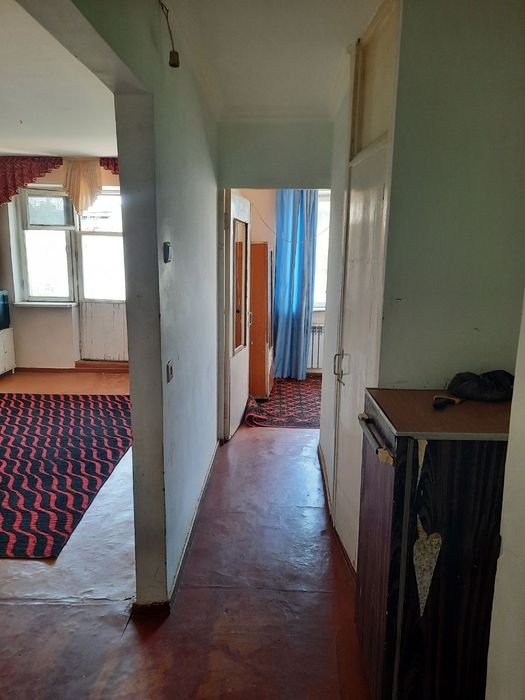 Срочно продаётся 1 ком кв в чирчике 3 мкн 4 этаж около базарчика.