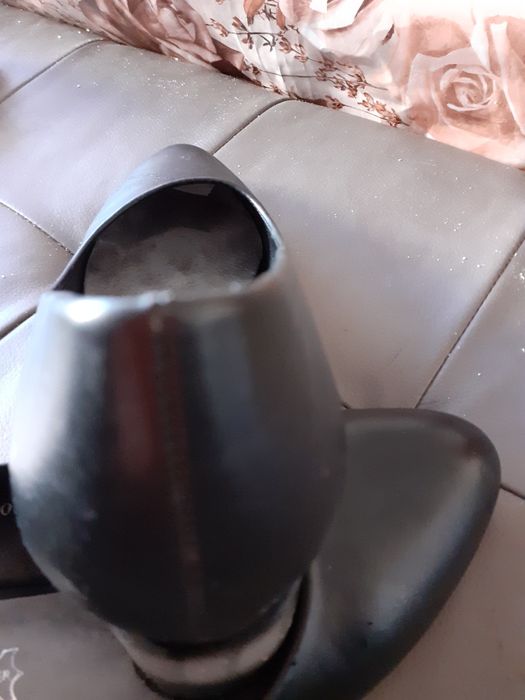 Черни затворени обувки