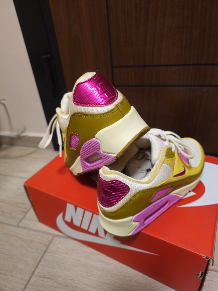 Nike AirMax 90 special edition
Max 90 Special Edition