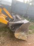Cupa buldoexcavator jcb 3 cx multifunctionala basculeaza pe o parta