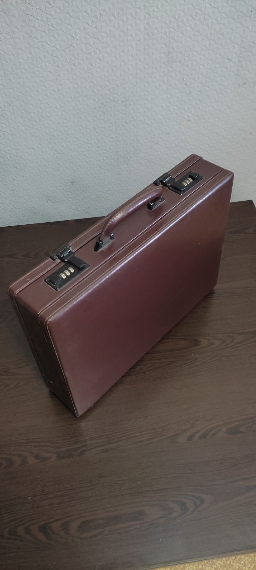 Кейс дипломат с кодовыми замками