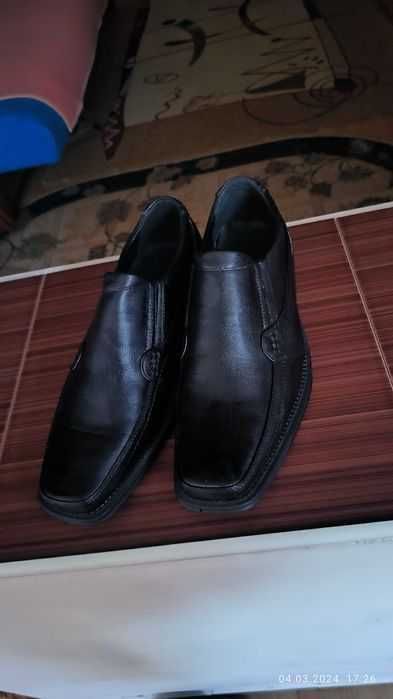 Vând pantofi eleganți