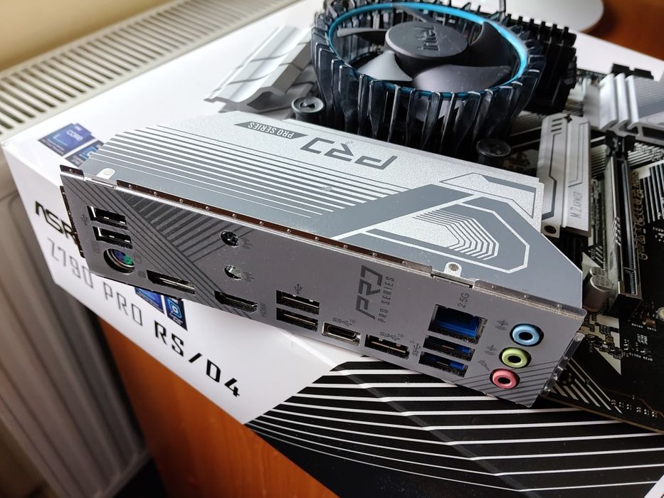 Vând Intel Core i3 14100F, ASRock Z790 Pro RS/D4, 32GB DDR4 Corsair