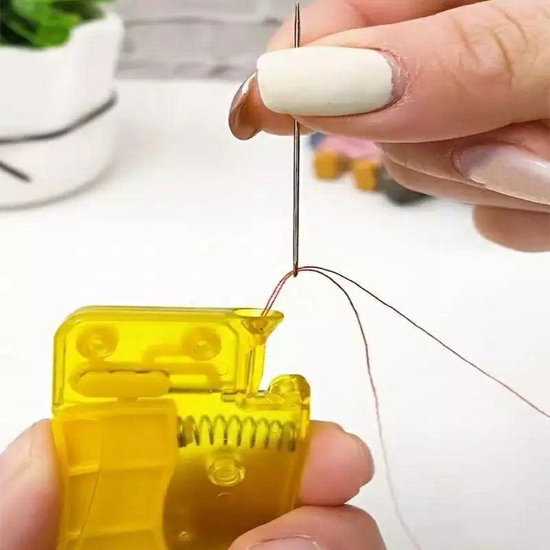 Автоматический вдеватель ниток в швейную иглу. Швейный инструмент