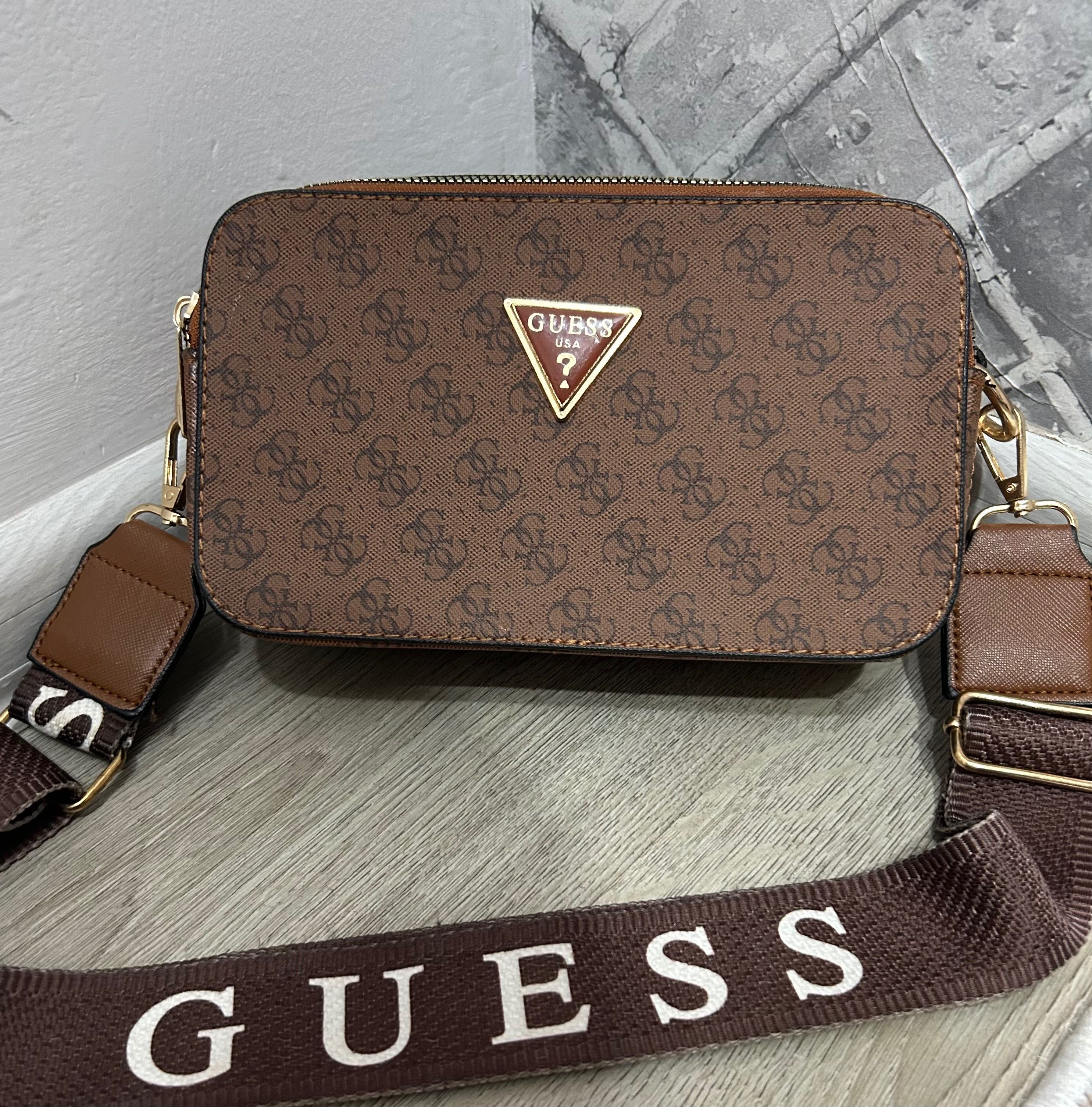 Чанта Guess през рамо