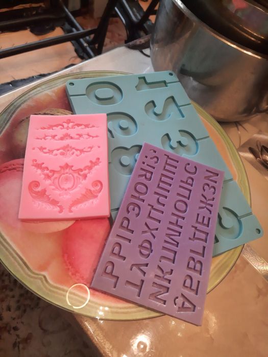 Кухонные предложн, продается поворотный столик для тортов, молд разные