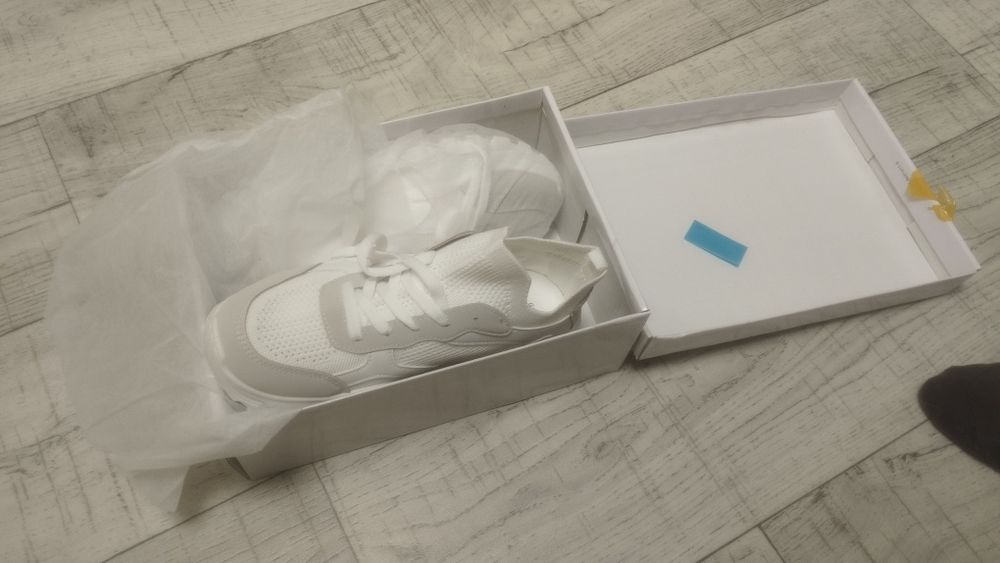 продаю спортивные кроссовки