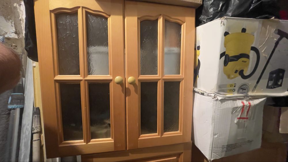 Шкаф от чам с термоплот със горен ред шкафчета.