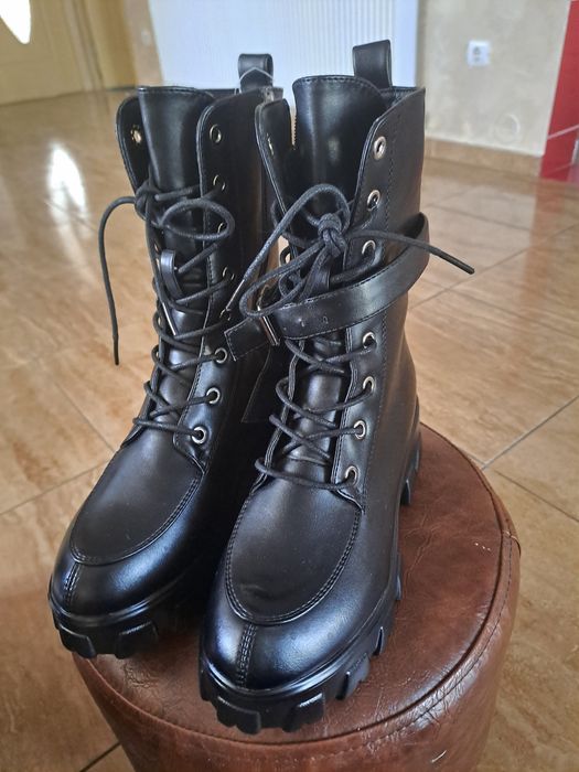 Ghete negre noi, fără etichetă