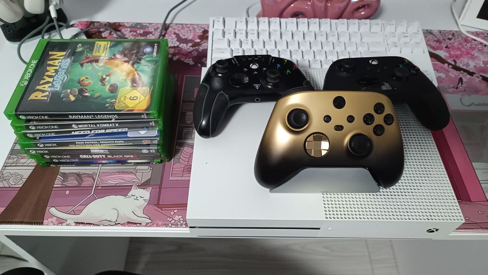 Vand xbox one S de 1tb + 8 jocuri si 3 manete