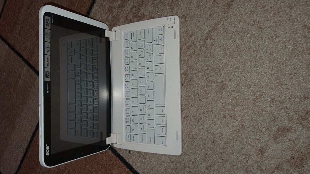 Продавам таблет ACER W3