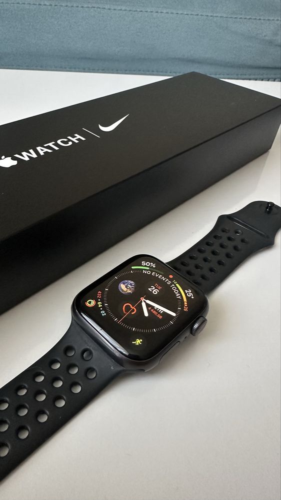 Смарт часовник Apple Watch SE 44mm Cellular Nike Edition