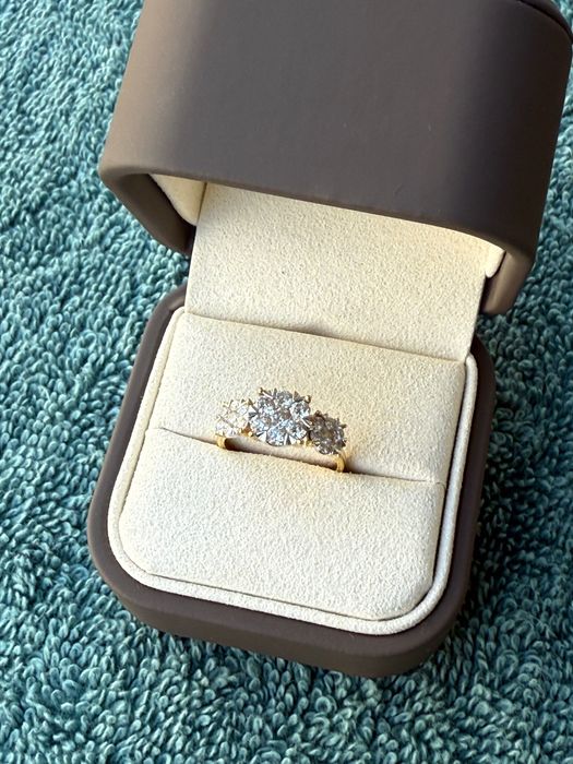 Inel cu diamante naturale.