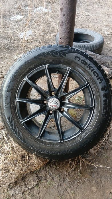 Продам зимние шипованные шины " Максис" с дисками, размером 165/65R15,