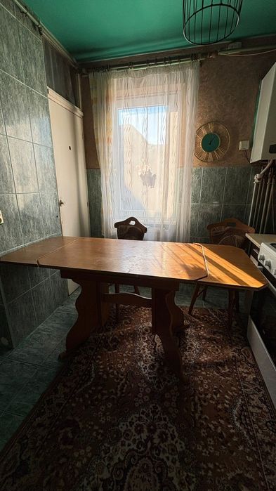 masa de bucatarie din lemn extensibila cu 2 scaune