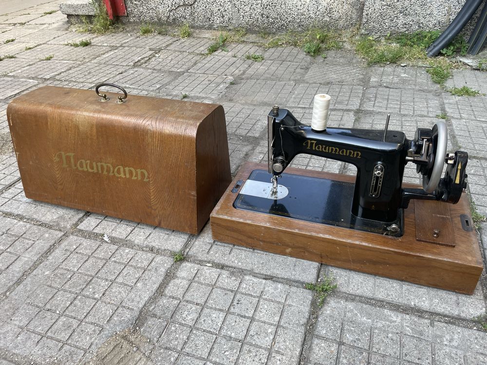 Naumann Стара ръчна шевна машина. Работеща с кутия