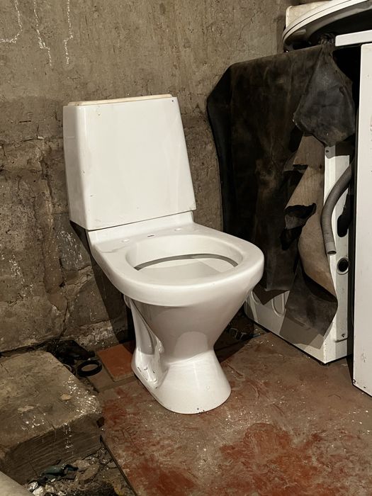 унитаз в хоршем состоянии