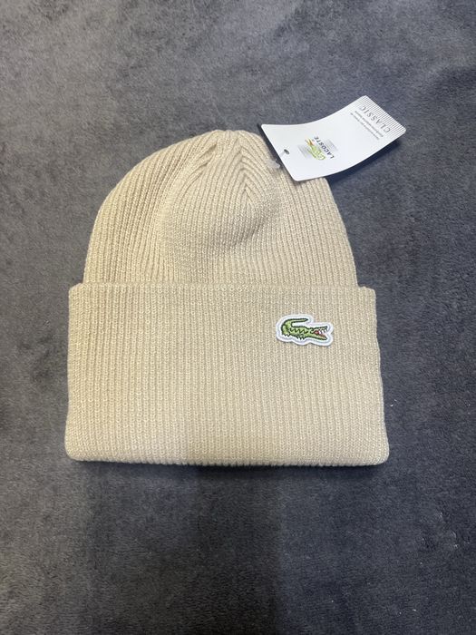 Caciula Lacoste nu a fost purtata mai multe detalii si poze in privat