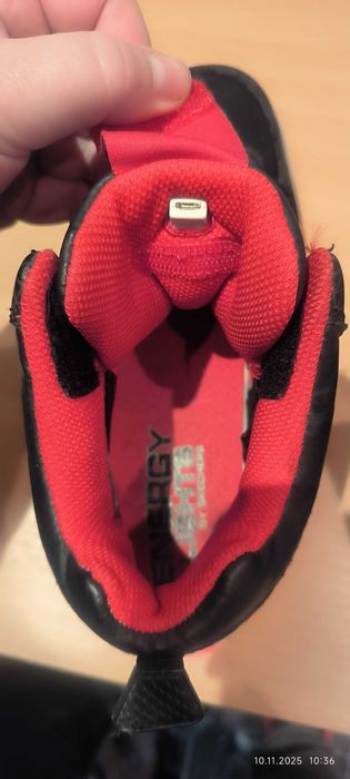 Vând skechers băiat