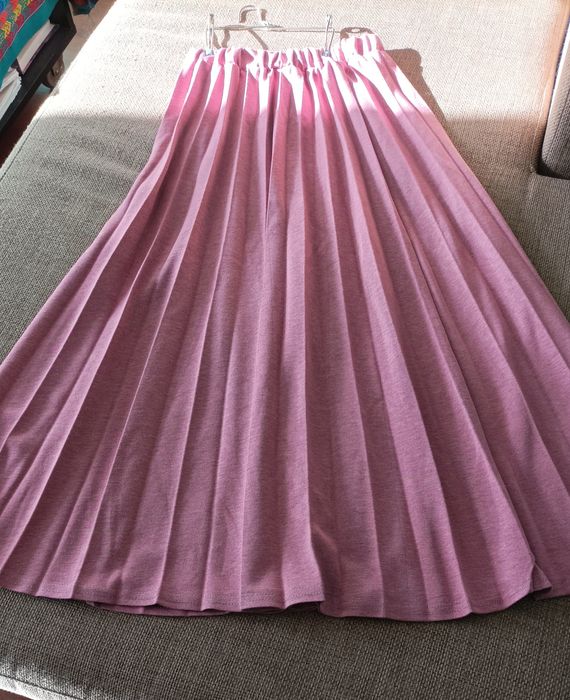 Розова пола плисе