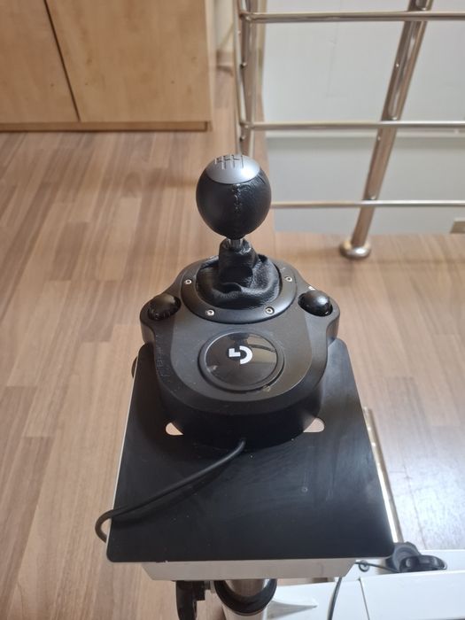 Volan Logitech si playseat Arozzi